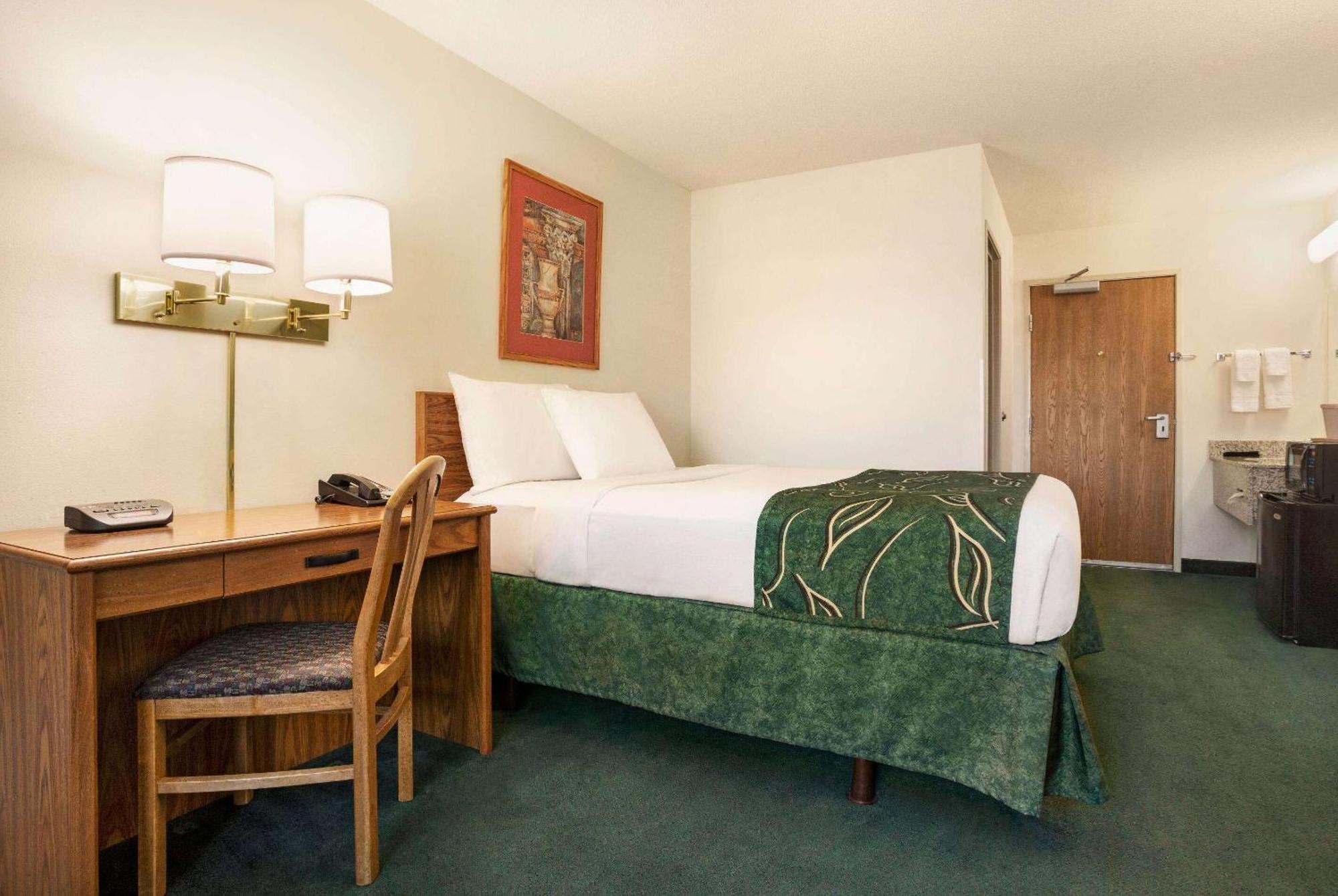 Travelodge By Wyndham Morrill Экстерьер фото